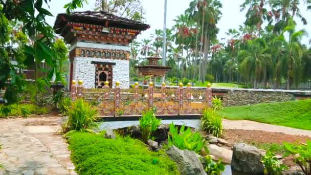 Ponte Ornamentada Sobre Pequena Lagoa Santuário Budista Tradicional Decorada Com — Vídeo de Stock