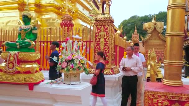 チェンマイ 5月7 2019 巡礼者のグループは 5月7日にチェンマイで サップ黄金の寺院であるワット プラの偉大な黄金のチェディを歩き回り — ストック動画