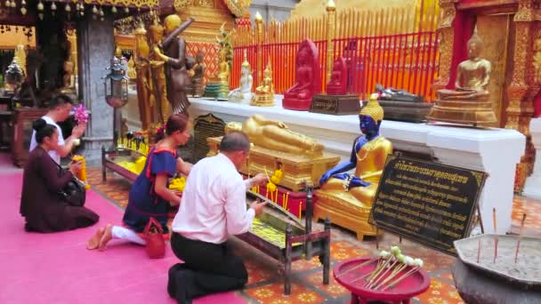 Chiang Mai Thaiföld Május 2019 Zarándokok Imádkoznak Oltárnál Gyertyákkal Tömjén — Stock videók