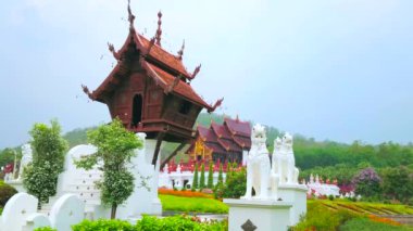 Tayland 'ın Chiang Mai kentindeki Rajapruek Kraliyet Parkı' ndaki Roayal Pavyonu 'nda bulunan beyaz Singha aslanlarıyla çevrili Budist tapınağı (pavilion).