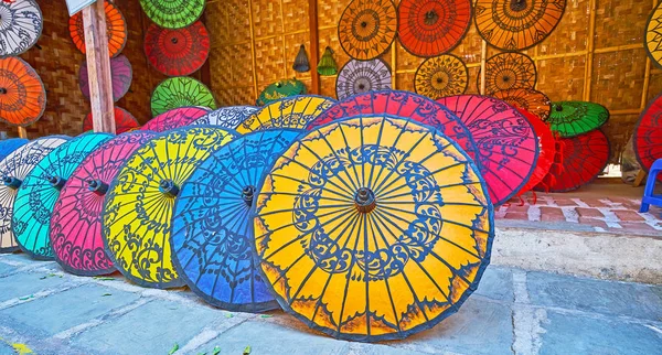 Colorful umbrellas in Htilominlo Temple market, Bagan, Myanmar — Stock Photo, Image