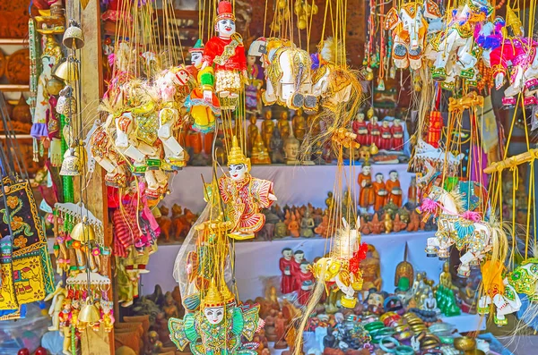 Speelgoed en tekenreeks poppen in Htilominlo Tempel markt, Bagan, Myan — Stockfoto