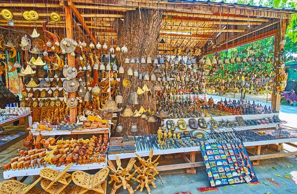 A barraca de lembranças autênticas, mercado do Templo de Htilominlo, Baga — Fotografia de Stock