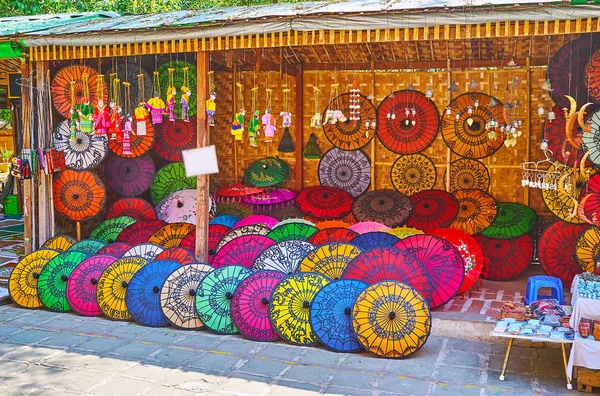 Paraguas birmanos coloridos, mercado del templo de Htilominlo, Bagan, Mya — Foto de Stock