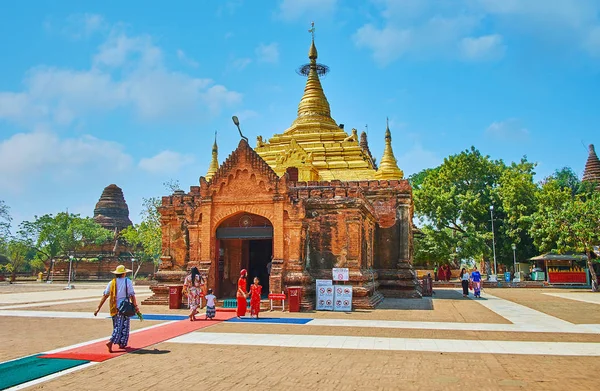 Pilgrimer på Alo-daw Pyi Pagoda grunder, Bagan, Myanmar — Stockfoto