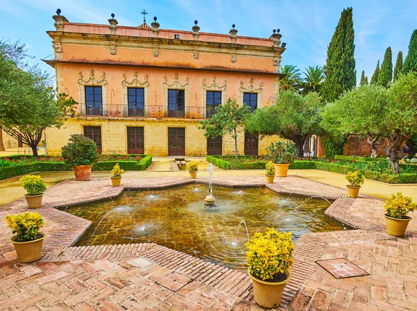 Der alte brunnen in alcazar, jerez, spanien — Stockfoto