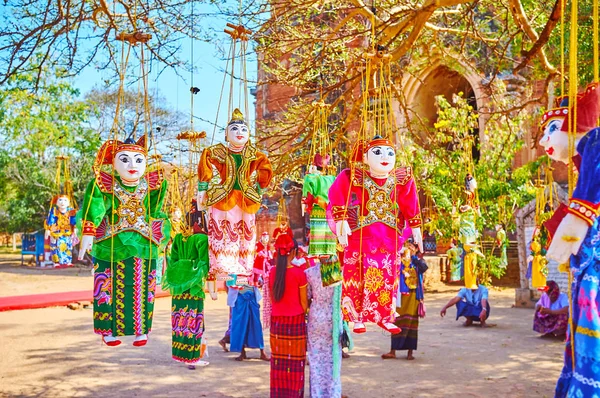 Las muñecas de cuerda de Nats, mercado del templo de Dhammayangyi, Bagan, Mya — Foto de Stock