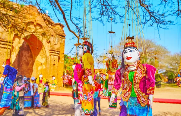 Marionetas de hilo hechas a mano, Mercado del Templo Dhammayangyi, Bagan, Myan — Foto de Stock
