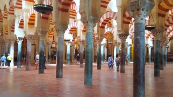 2019年9月30日 西班牙科尔多瓦 令人叹为观止的Mezquita Catedral 清真寺 大教堂 9月30日在科尔多瓦饰有石制双拱形拱廊和罗马柱 — 图库视频影像