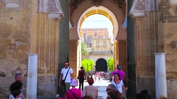 2019年9月30日 西班牙科尔多瓦 9月30日 忙着穿过中世纪的Mezquita Catedral的Puerta Del Perdon 宽恕之门 那里有马蹄拱门和罗马柱的废墟 — 图库视频影像