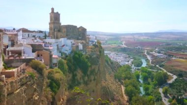 Uçurumun kenarında ortaçağ San Pedro Kilisesi, beyaz kasaba (pueblo blanco), vadide Guadalete nehri ve Endülüs, İspanya 'nın Sierra Cadiz topraklarının muhteşem manzarası yer almaktadır. 