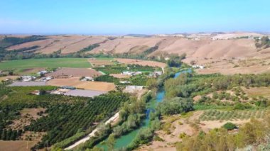 Guadalete Vadisi 'nin dar kıvrımlı nehri, tarım alanları, Sherry Üçgeni' nden bağları ve Sierra Cadiz, Arcos, Endülüs, İspanya 'daki kayalık dağları olan panoraması.