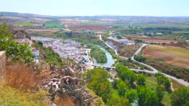 Guadalete nehir vadisinde tarihi beyaz Arcos konutları, tarım arazileri, yemyeşil alanlar ve arka planda dağlar, Endülüs, İspanya 