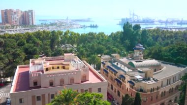 Alcazaba Kalesi 'nden Malaga sahili manzarası kıyı boyunca uzanır ve liman arka planda, İspanya' da görülür.