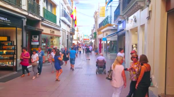 セビリア スペイン 2019年10月1日 Calle Sierpesの活気のある生活旧市街に位置し さまざまな店舗やブティックで人気のある歩行者用ショッピングストリート 10月1日にセビリア — ストック動画