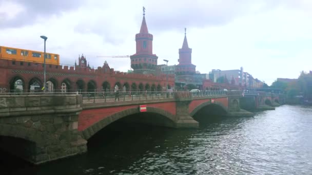 Berlín Alemania Octubre 2019 Escénica Construcción Arqueada Oberbaumbrucke Puente Oberbaum — Vídeos de Stock