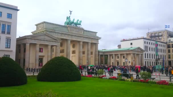 德国柏林 2019年10月3日 10月3日 位于柏林的帕拉斯普拉斯 Pariser Platz 俯瞰勃兰登堡大门的顶层灌木丛和绿色草坪 — 图库视频影像
