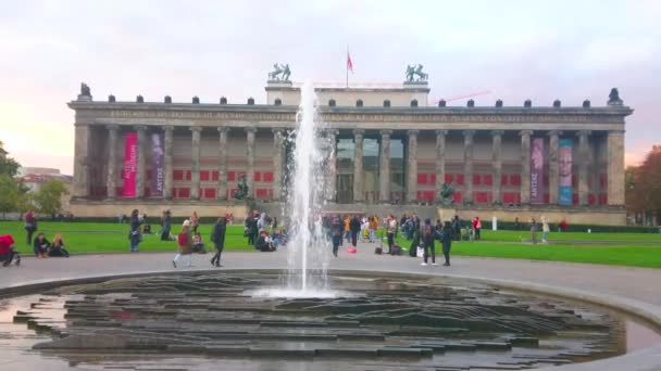 德国柏林 2019年10月3日 10月3日晚上在柏林的博物馆岛上 有令人叹为观止的阿尔特 博物馆 Lustgarten公园和现代喷泉 — 图库视频影像