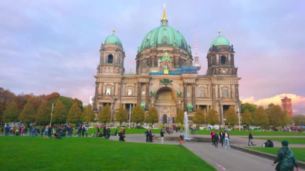 Berlim Alemanha Outubro 2019 Pessoas Passam Noite Parque Lustgarten Com — Vídeo de Stock