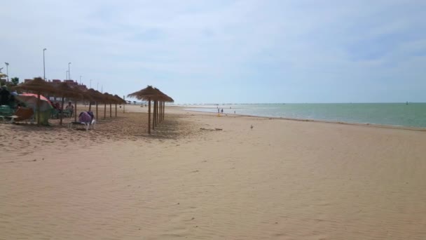 Санлукар Испания Сентября 2019 Года Панорама Пляжа Кальсада Зонтиками Кафе — стоковое видео