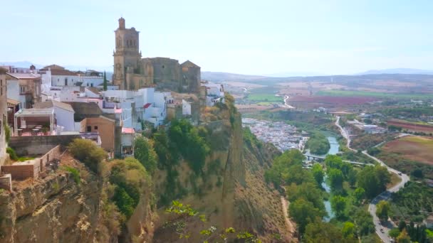 Panorama Der Felswand Mit Mittelalterlicher San Pedro Kirche Weißer Stadt — Stockvideo