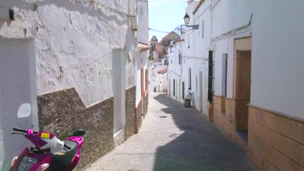 アルコス スペイン 2019年9月23日 アルコスで9月23日に 白い住宅の長い行を持つ中世のアルトゥーザノ通りを通って降下 — ストック動画