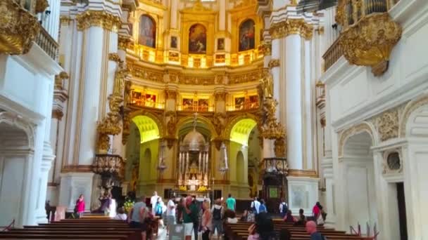 格拉纳达 西班牙 2019年9月25日 中世纪大教堂内部的垂直全景 白色柱子和华丽的卡皮拉市长 主教堂 9月25日在格拉纳达 — 图库视频影像