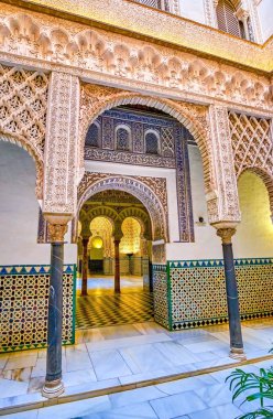 Alcazar kompleksi, Sevil 'deki Kral Pedro Sarayı' nda kemerli geçişler.