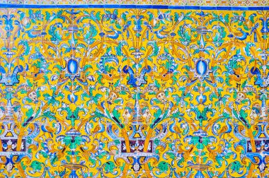 Se 'deki Alcazar Sarayı kompleksindeki Endülüs tarzı fayanslı duvar.