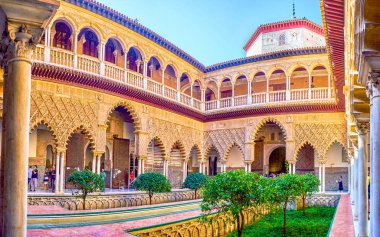 Alcazar Sarayı, Seville, İspanya 'daki manzaralı avlu.
