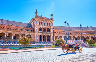 İspanya 'nın Sevilla kentindeki Plaza de Espana' daki turist nakliyesi.