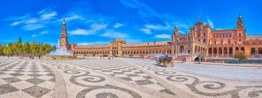 İspanya 'nın Sevilla kentindeki Plaza de Espana' da bir turist arabası.