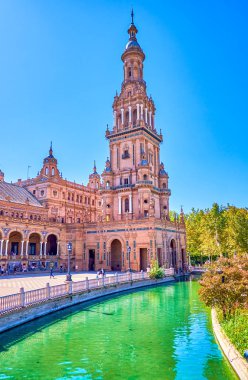 İspanya, Seville 'deki Plaza de Espana' daki yüksek kule.