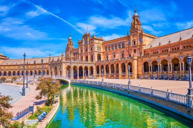 İspanya, Seville 'deki Plaza de Espana' daki dar kanal.