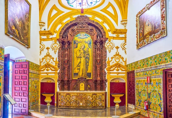 L'altare della piccola cappella nel Palazzo Don Pedro in Alcazar com — Foto Stock