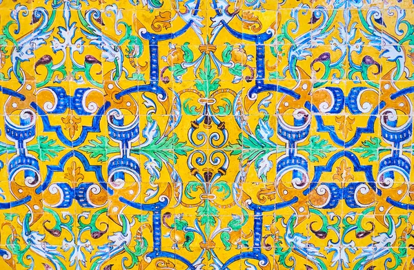 El tradicional estilo mudéjar azulejos acristalados en el Palacio de Alcázar en —  Fotos de Stock