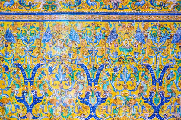 Azulejos andaluces en el Palacio del Alcázar en Sevilla, España —  Fotos de Stock