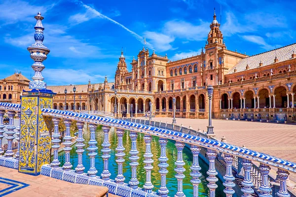 I bellissimi corrimano piastrellati del ponte in Plaza de Espana i — Foto Stock