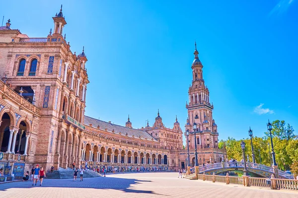Plaza de Espanas halvcirkelformade tegelgalleri i Sevilla, S — Stockfoto