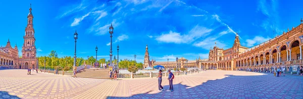 İspanya, Seville 'deki Plaza de Espana' da yürüyüş — Stok fotoğraf