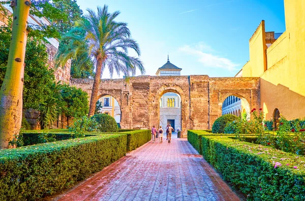 A Sevillai Királyi Alcazar bejárati útja — Stock Fotó