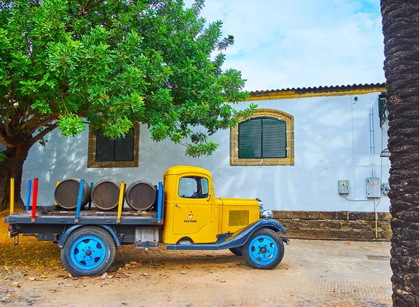 De vintage truck van Bodegas Tio Pepe, Jerez, Spanje — Stockfoto