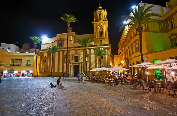 Igreja de Santiago em luzes da noite, Cádiz, Espanha — Fotografia de Stock