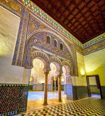 Alcazar kompleksindeki Kral I. Pedro Sarayı 'ndaki at nalı kemerleri.