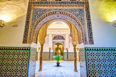 Pedro 'daki Dolls' un bahçesine süslü kemerli giriş. 