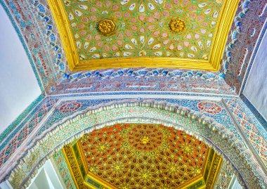 Sevill 'deki Royal Alcazar Sarayı' nda oyulmuş alçı süslemeler.