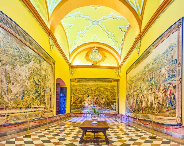 De hal met grote wandtapijten in Koning Pedro Paleis in Alcazar o — Stockfoto