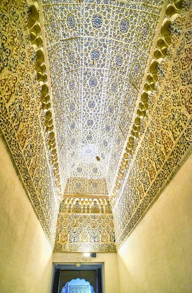 De prachtige islamitische patronen in Koninklijk Paleis Alcazar, Sevilla, — Stockfoto