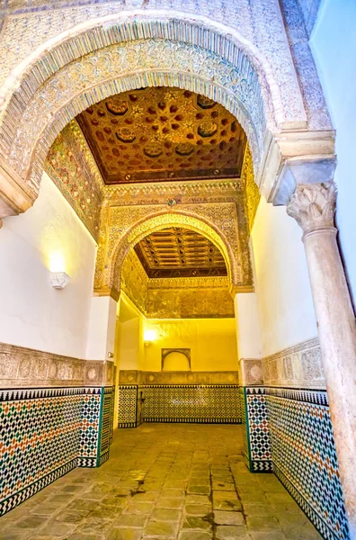 Οι διάδρομοι στο παλάτι του βασιλιά Pedro στο Alcazar στη Σεβίλλη, Ισπανία — Φωτογραφία Αρχείου