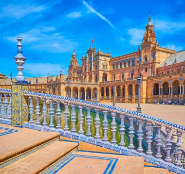 Plaza de Espa köprüsündeki Endülüs seramik süslemesi.